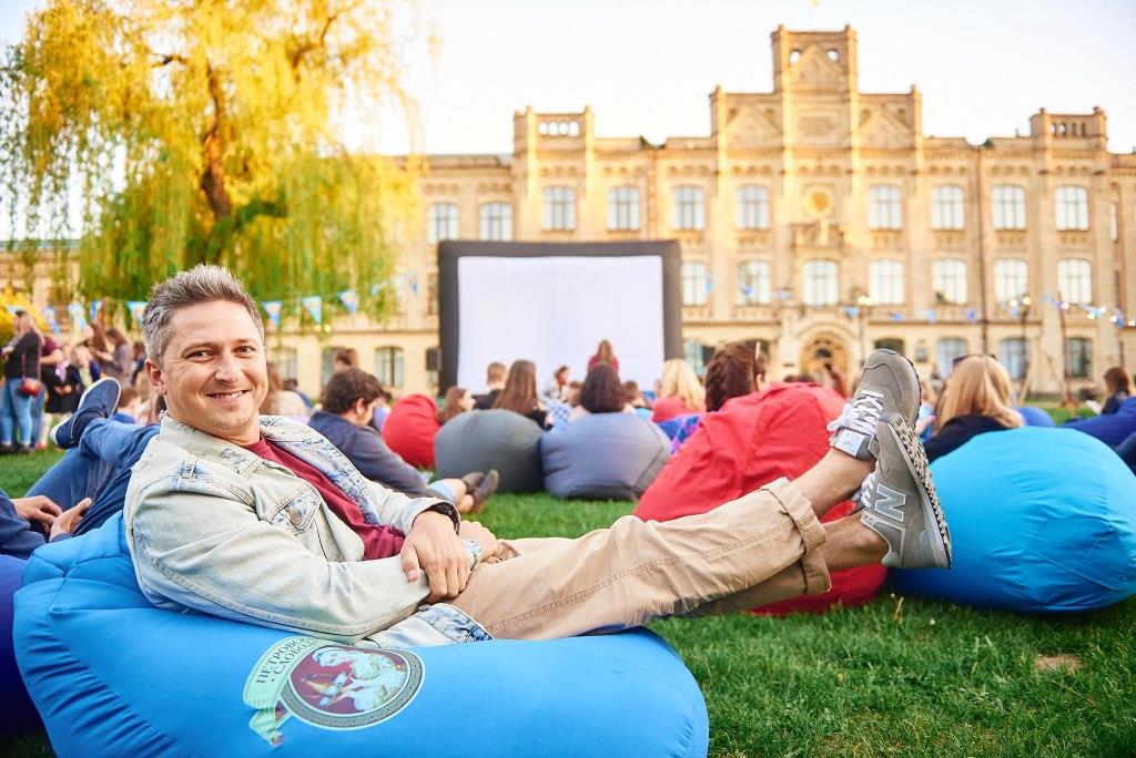 Александр Педан и Юрий Ткач посетили бесплатные кинопоказы под открытым небом.